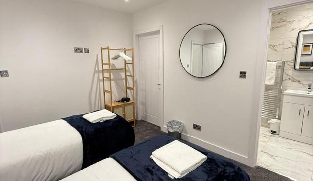 Spacious 4 Bed 4 Bath Stay with Free Parking
