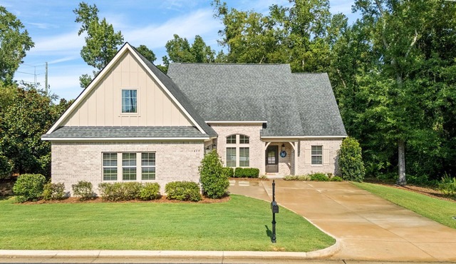 Spacious 4-bedroom house in beautiful Auburn - Sleeps 12+