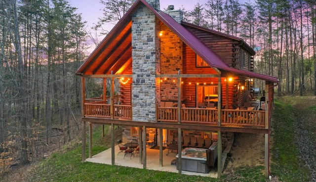 Spacious 4BR 3bath w/Gameroom. Wooded views. Hot tub. Close to Hiking & Dining!