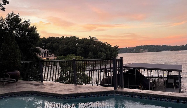 Spacious 5-bedroom house in Sunrise Beach w Private Dock & Private Pool