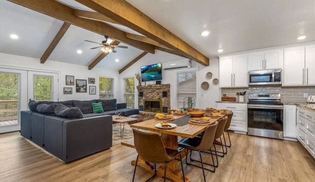 Spacious 5-bedroom house in Grove with AC, Wifi, Boat Parking. Sleeps 14.