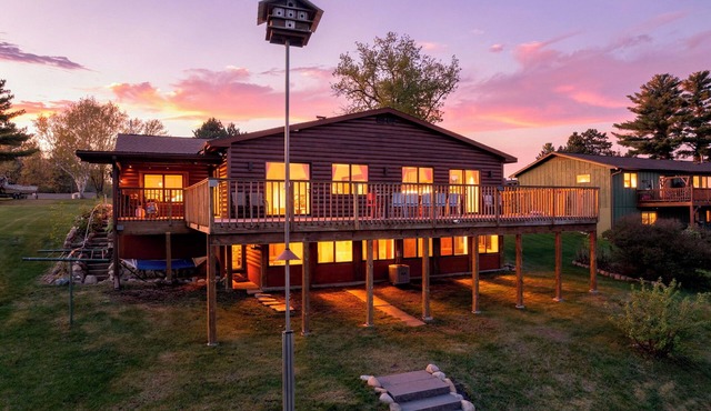 Spacious 5BR/3 Bath Paul Bunyan's Lake House, Dock, Kayaks