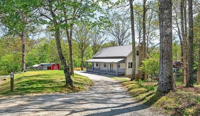 Spacious Cabin Oasis – Waterfront & Serene