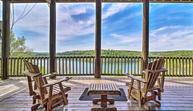 Spacious Cabin on Dale Hollow Lake w/Hot Tub!