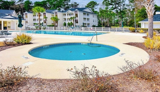 Spacious condo with screened balcony & shared pool - near golf/beach/shops