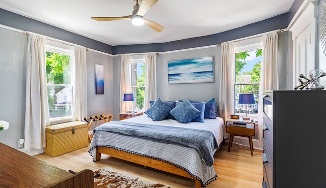 Spacious Family Friendly Gem ~ King Bed ~ Parking ~ Tons of Amenities!