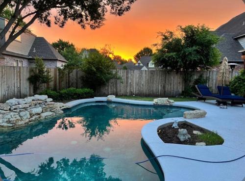 Spacious Family Home, pool, pool table, pets, 4bed