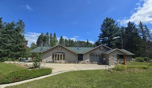 Spacious Family Retreat w/3BR Main House + 2BR Guest House in Curran