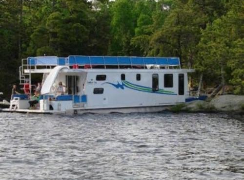 Spacious Floating Mansion - House Boat - Largest Floating Lodge - Sleeps 12 - Fast Wi-Fi HB06