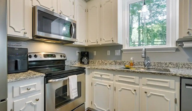 Spacious Haven by the Lake — 15 min RDU, UNC, Duke