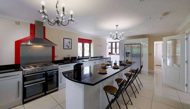 Spacious home 4 large families, contractors welcome