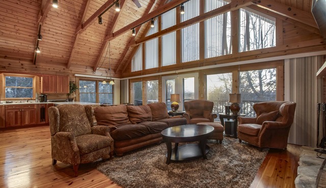 Spacious Lakefront Cabin w/HotTub, Fire & Kayaks