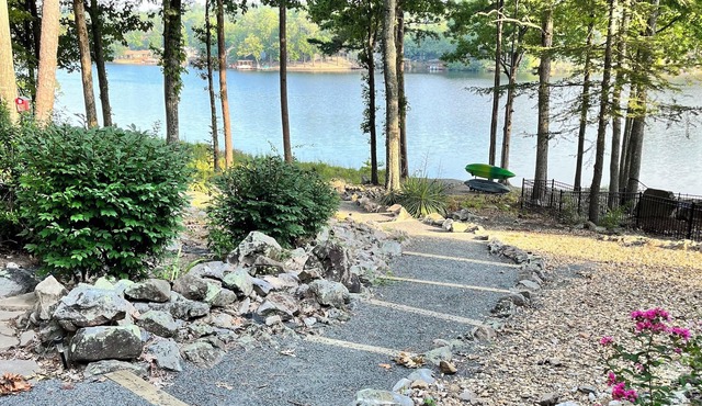 Spacious Lakefront 3BR 3BA with Kayaks—Close to Pickleball, Golf & Hot Springs