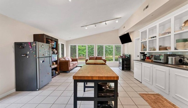 Spacious Master Bed & Bath for rent in Southern Pines with WiFi and AC