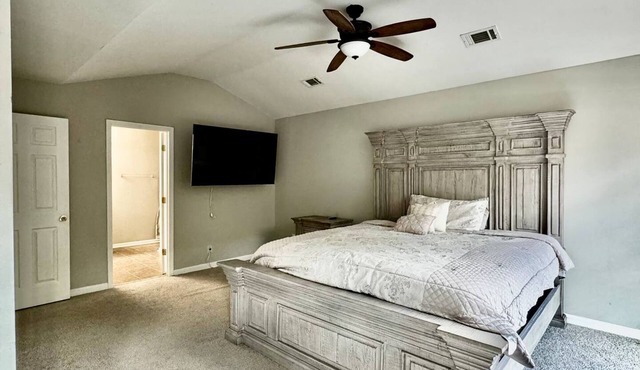 Spacious Oasis: 15 Minutes from Atlanta Airport!