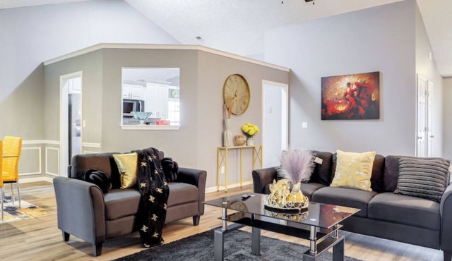 Spacious & Pet-Friendly Family Home Near Shopping and Amenities !