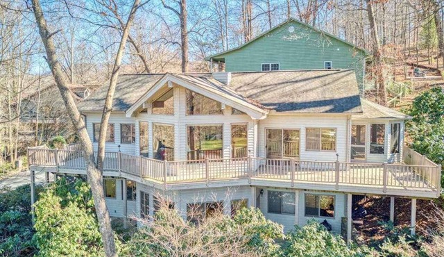 Spacious retreat with golf course views, WiFi, lake access nearby & deck