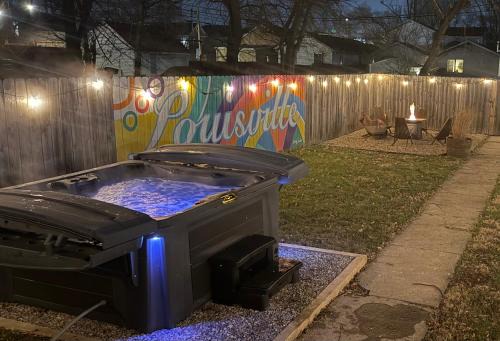 Spacious Retreat with Hot Tub - Near Expo & Downtown