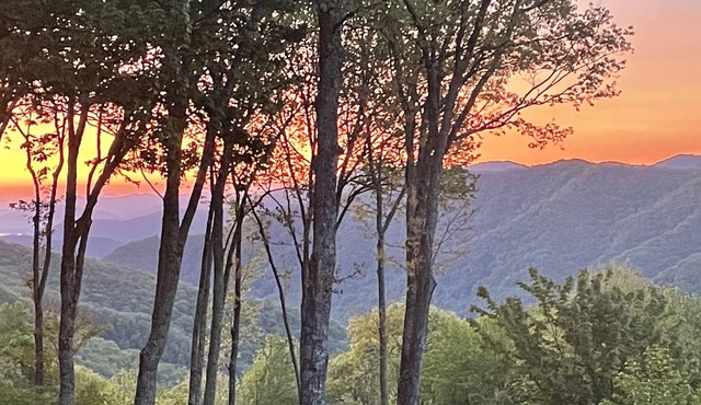 Spacious Smoky Mountain Getaway - Sleeps 10, Game Room, Firepit & Views