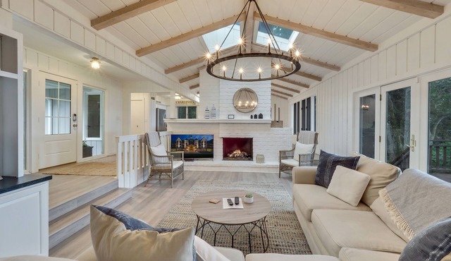 Spectacular Lakefront Getaway | Beach | Lake Michigan | Sleeps 10 | Firepit