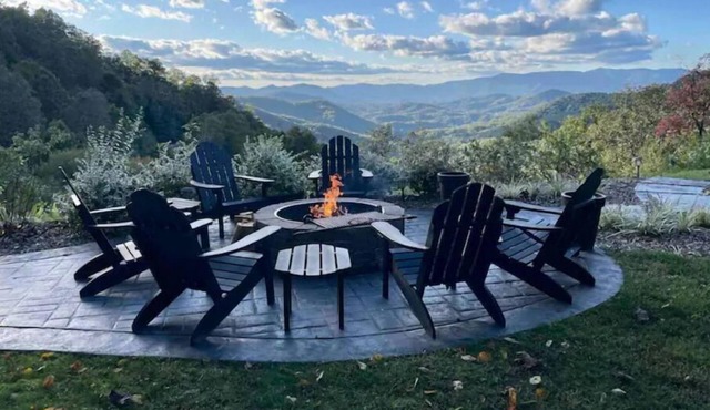 Spectacular views minutes from Bryson City, fire pit and brand new hot tub!