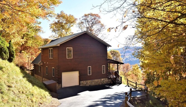 Stallion Ridge Retreat - Incredible Mountain View, Hot Tub, Romantic, Paved Road