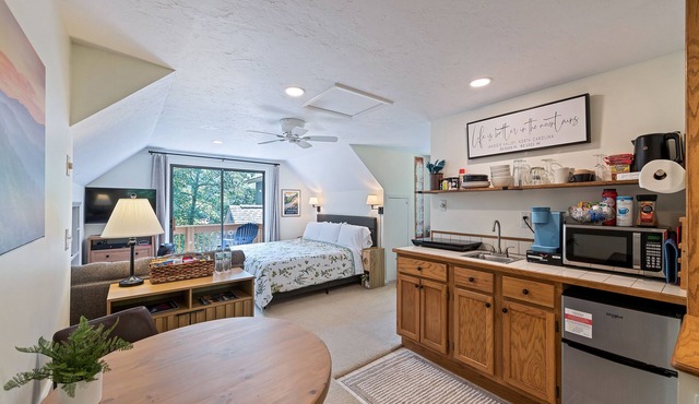 Starswept Studio- Close to Skiing, Brewery, & Breakfast, Close to GSMNP and BRP.
