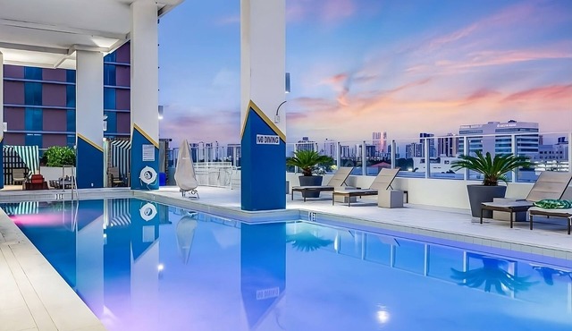 Steps from the Sand! Rooftop Swimming Pool, Pets are Welcome Here!