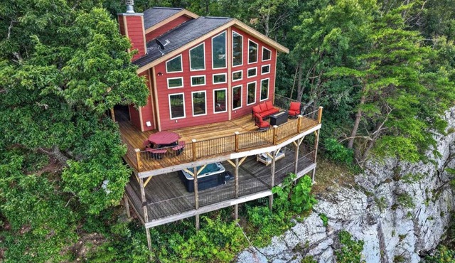 Stone Ledge Refuge with private hot tub