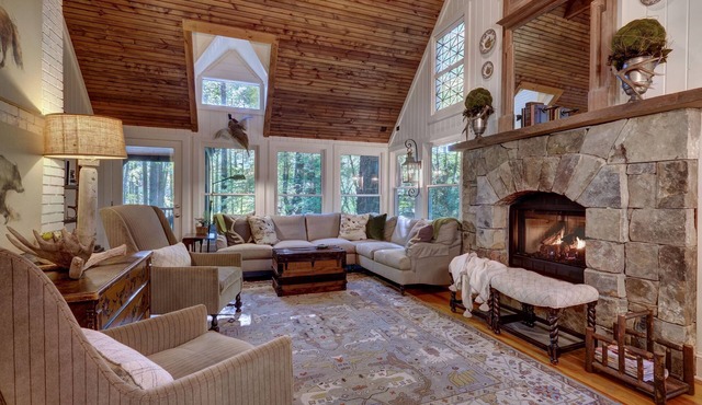 Storybook Cottage 5 Minutes from Town with Private Dock with Kayaks, EV Charger