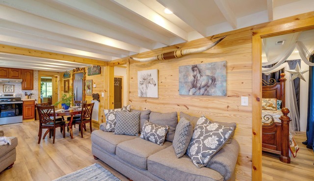 Storybook-style Home 2 Mi to Downtown Bristol