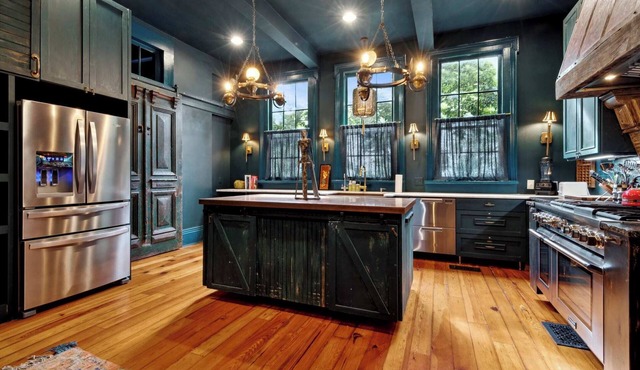 Striking Villa w Heated Pool & Spa 6br|4.5ba