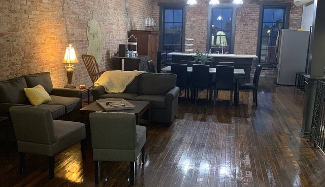 Studio Apartment located in the heart of historic Downtown Paducah built in 1882