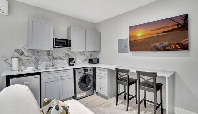 Studio Right off Las Olas - Steps to FTL Beach #2C