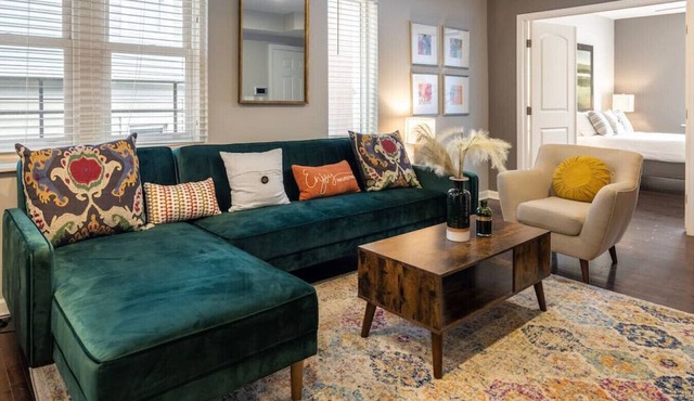 Stunning 2BR Apartment Near Downtown