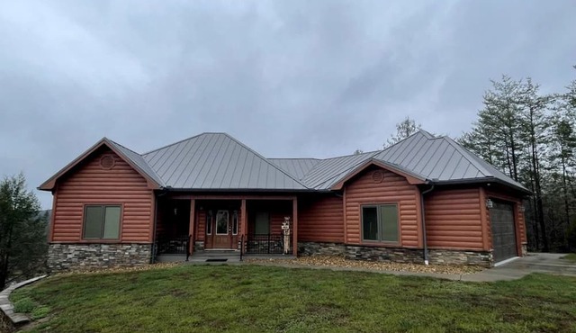 Stunning Cottage with Game Room, Spa Bath and Barbecue in Tellico Plains, Tennessee