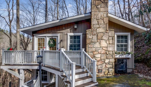 Stunning Cottage with Tennis Court and Hot-tub in Sevierville, Tennessee