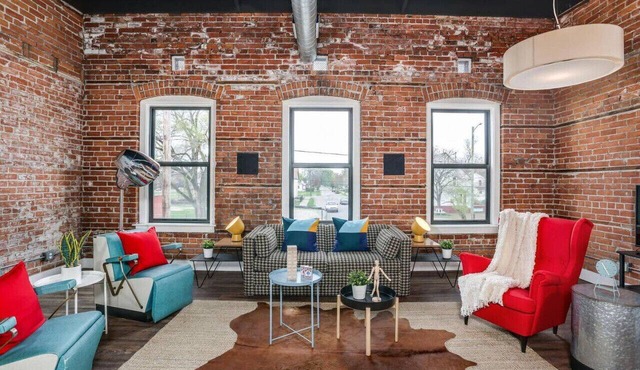 Stunning Huge Vintage Loft Minutes From Downtown