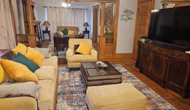 Stunning Large 6 Room Rental 1000sq ft.