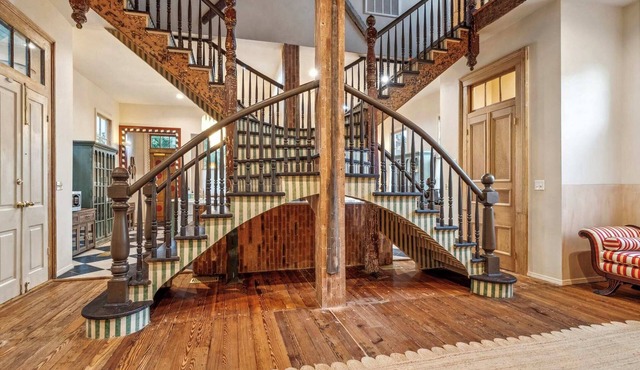 Stunning Storybook Villa w Pool & HotTub 6bd|6.5ba