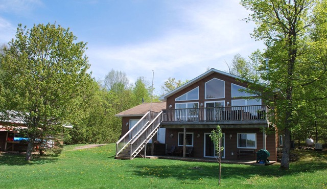 Stunning Waterfront Cottage on Bear Lake – Your Year-Round Getaway in Sprucedale