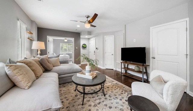 Stylish 2BR near City Center | OTR, UC, Zoo
