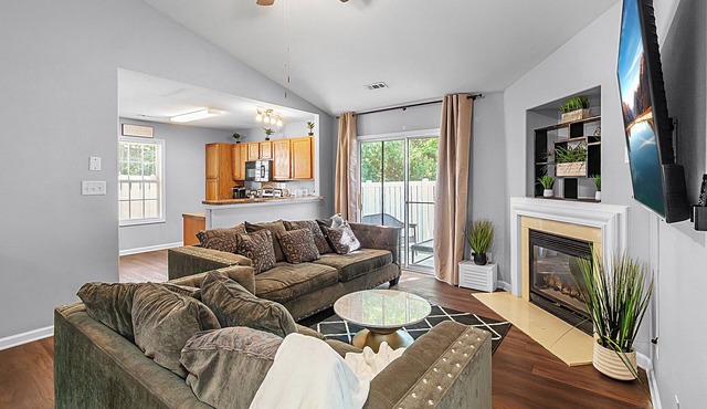 Stylish CLT 3 bedrooms 5-beds w/backyard- 23 Mins to Uptown