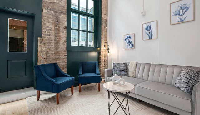 Stylish DT Apartment Loft l Rooftop+Parking+Gym! Sleeps 4