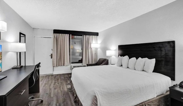 Stylish Florida Room Near Downtown Hollywood w/Pool and Free Breakfast