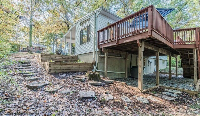 Stylish Private Suite on Wooded Lot Minutes from DC