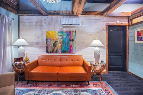 Stylish Retro Stay, Columbia House Unit D apts