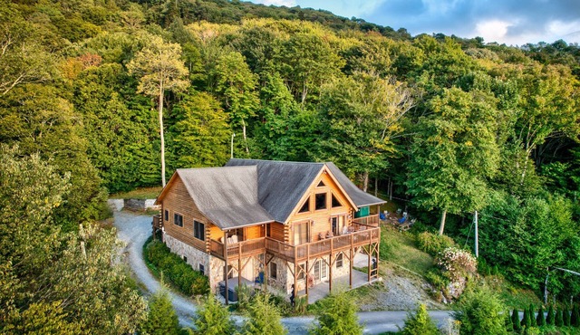 Sugar Bear Lodge Log home across from Sugar MTN Hot tub, pool table, VIEWS!