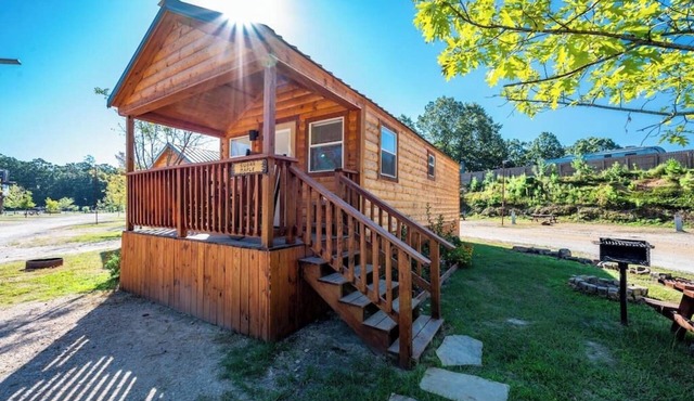 Sugar Maple: Sleep 3, Tiny Cabin, Pets, Near Lake