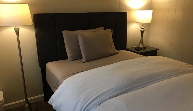 Suite 4, Sleep 6, Minutes From Attractions in Uptown